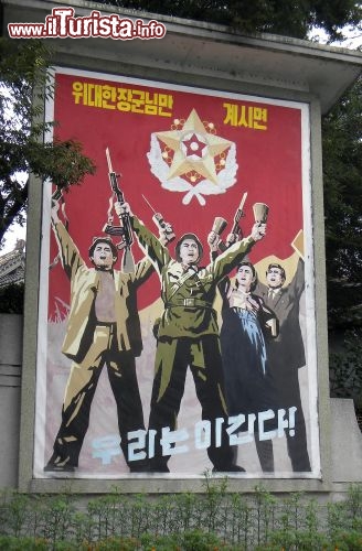Immagine Cartello di propaganda nella Corea del Nord - Foto di Giulio Badini / I Viaggi di Maurizio Levi