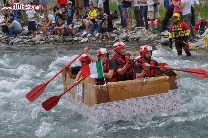 Immagine La Carton Rapid Race è una bizzarra manifestazione che si svolge ogni anno (primo weekend di luglio) a Cesana Torinese in Piemonte. Lungo la Dora Riparia, che si forma proprio a Cesana per la confluenza dei torrenti Dora e Ripa, vengono organizzate delle stavaganti ma vere competizioni sportive, con l'utilizzo di imbarcazioni imporbabili e divertenti - © s74 / Shutterstock.com