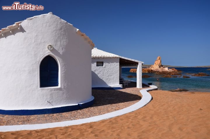 Immagine Una casa tradizionale minorchina a Cala Pregonda, lungo la costa settentrionale di Minorca (Baleari, Spagna). Situata a 10 km circa da Es Mercadal, la spiaggia è una delle più belle, selvagge e meno frequentate dell'isola, con un litorale sabbioso di quasi 200 metri, senza servizi ma con un panorama magnifico - © Pawel Kazmierczak / Shutterstock.com