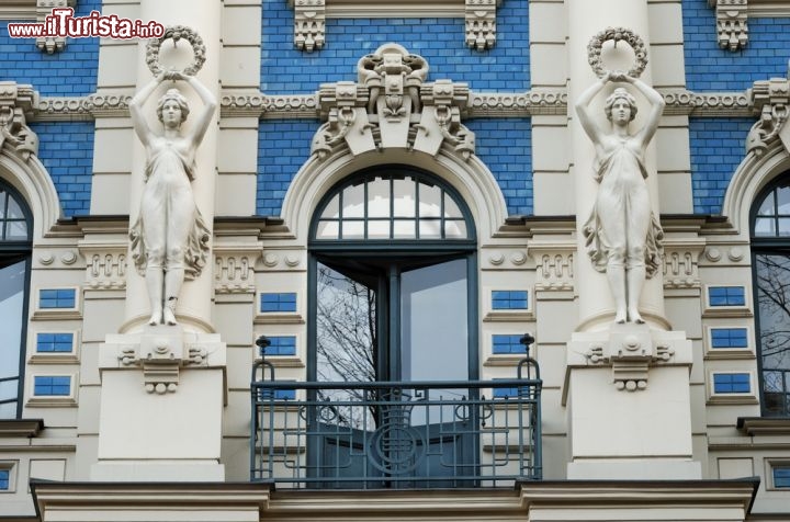 Immagine Casa Art Nouveau che rispecchia lo stile "Jugendstil tedesco" dell'architetto Eisenstein. Queste case dalla linee raffinate si trovano in un quartiere adiacente al centro storico di Riga, la capitale della Lettonia - © Nikonaft / Shutterstock.com