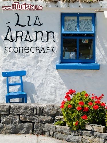 Immagine Casa sulle Isole Aran in Irlanda. Siamo lungo la costa occidentale, quella rivolta sull'Oceano Atlantico - © Lukasz Misiek / Shutterstock.com