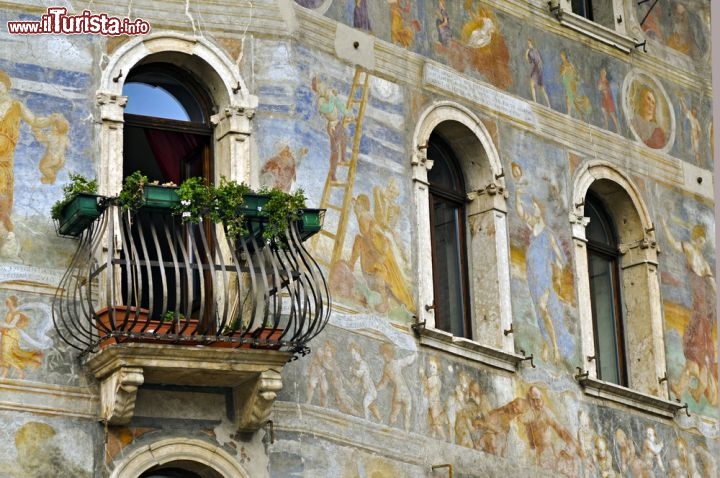 Immagine Particolare di Casa Rella, Trento - Al numero 10 di Piazza Duomo si trovano due residenze storiche di Trento, Case Rella e Cazuffi, entrambe affrescate nel XVI° secolo da splendidi dipinti del Fogolino che ritraggono figure mitologiche e floreali. In questa immagine, uno splendido particolare degli affreschi a cielo aperto che fanno da cornice al balcone di Casa Rella © Boerescu / Shutterstock.com