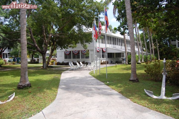 Immagine Little White House, Key West - Residenza invernale del presidente Truman, l'abitazione costruita al 111 di Front Street fu inizialmente di proprietà della base della marina. Fra il 1945 e il 1953 Truman vi soggiornò in diverse occasioni tanto da farla conoscere a tutti con il nome di Little White House, la piccola casa bianca, poichè finì per avere le stesse funzioni di quella di Washington. Infatti proprio fra le sue mura il presidente americano ideò importanti progetti come il Piano Marshall, la dottrina Truman e il decreto sui diritti civili. L'edificio è aperto al pubblico tutti i giorni © Maisna /Shutterstock.com