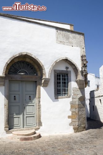 Immagine Una casa del centro storico di Patmos (Chora) nell'arcipelago del Dodecaneso, in Grecia - © baldovina / Shutterstock.com