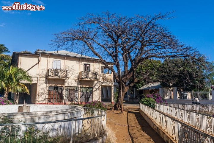 Immagine Una casa coloniale a Antsiranana: siamo nel nord del Madagascar, lungo la baia di Diego Suarez - © Pierre-Yves Babelon / Shutterstock.com