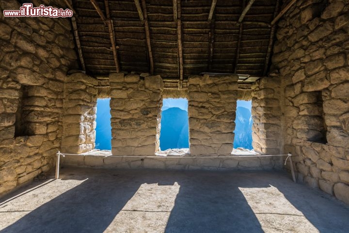 Immagine "Casa dei guardiani" a Machu Picchu, Perù - Da Intipunku, nota come Porta del Sole, si scende sino a Machu Picchu dove dopo una camminata di poco più di mezz'ora si potrà entrare nella cittadella inca attraverso la "Casa dei guardiani" da cui si gode di una vista panoramica impagabile sulle vette andine circostanti - © ostill / Shutterstock.com