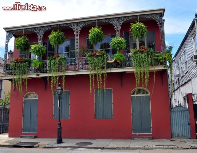 Immagine Casa nel French Quarter di New Orleans - Dal balcone di questa splendida dimora ospitata nella capitale della Louisiana si affacciano piante e decorazioni floreali che ne ornano la facciata assieme agli intrecci in ferro battuto  - © Chuck Wagner / Shutterstock.com