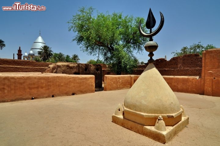 Immagine La storica Casa del Khalifa si trova a Omdurman, alla periferia di Khartoum, la capitale del Sudan. In primo piano la punta originale del primo mausoleo del Mahdi, che venne distrutto durante l'invasione britannica di fine '800 - © Enrico Montanari