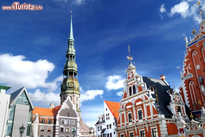 Immagine La casa delle Teste Nere e la chiesa di San Pietro a Riga in Lettonia - © Aleksejs Stemmers / Shutterstock.com