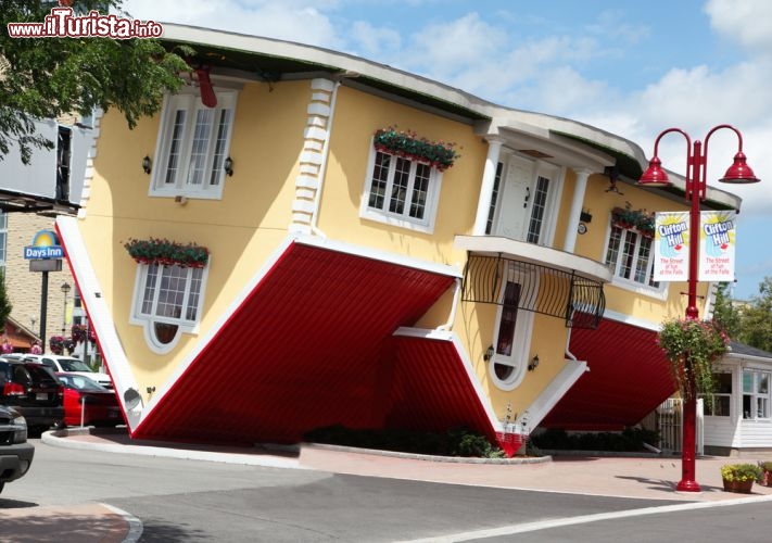 Immagine Casa rovesciata, Clifton Hill Niagara Falls, Canada: è una delle tante stravaganze della città di Niagara Falls. Si trova, come molte attrazioni, in Clifton Hill street. In inglese è conoscuiuta come Upside Down House - Foto © AnjelikaGr / Shutterstock.com