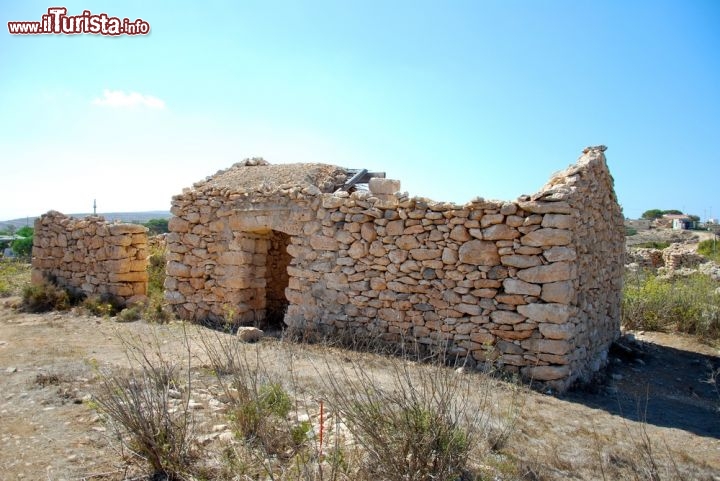 Immagine Casa rurale a Lampedusa, un classico dammuso, che si trova sull'isola principale tra quelle dell'arciplegao delle Pelagie in Sicilia - © gabrisigno / Shutterstock.com