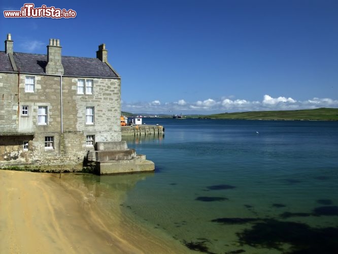 Immagine Casa sul mare delle Shetland, vicino a Lerwick (Mainland) - © Bill McKelvie / Shutterstock.com