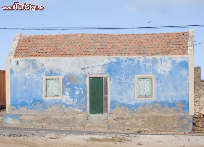 Immagine Una casa tipica a Boa Vista (Capo Verde) con le mura a pastello e uno scarso livello di manutenzione - © Sabino Parente / Shutterstock.com