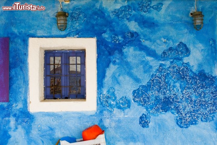 Immagine Casa tipica di Santorini (Thira) con il muro e la finestra di colore blu - © Arturs Dimensteins / Shutterstock.com