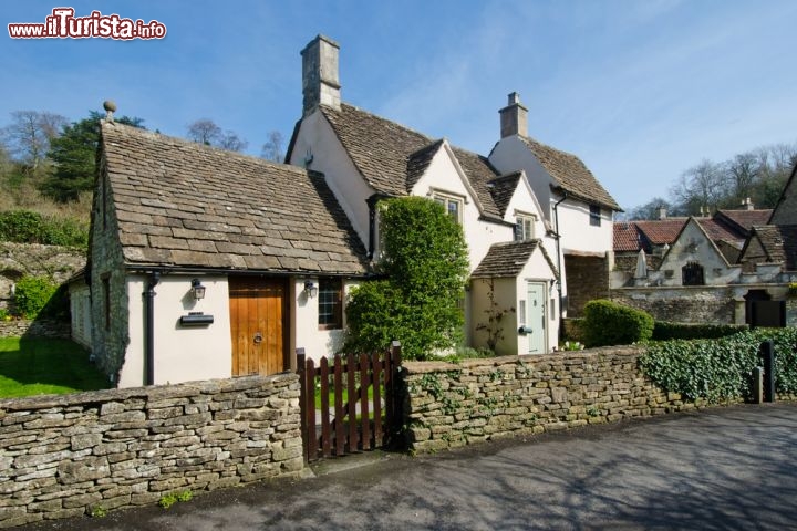 Immagine Nel vecchio borgo di Castle Combe, Inghilterra - Perfetta location per artisti e scrittori in cerca di rifugio e ispirazione, la visita a Castle Combe nel sud del Regno Unito accompagna i visitatori in un tuffo nel passato lontano dal caos e dal traffico delle città moderne © mubus7 / Shutterstock.com