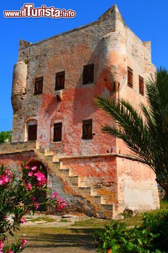 Immagine Casa fortificata a  torre sull' isola di Egina. Ci troviamo nel Golfo del Saronico in Grecia - © Ariy / Shutterstock.com