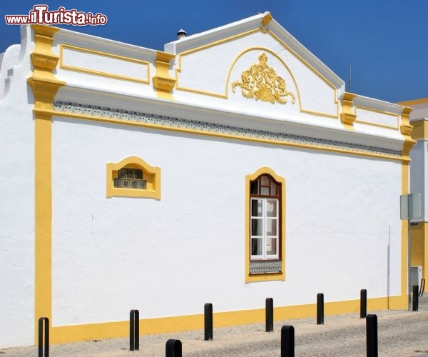 Immagine Particolare di una casa tradizionale del centro storico di Castro Marim. Le cornici di porte e finestre spiegano alla perfezione il gusto per le forme geometriche e i motivi floreali che caratterizzano la maggior parte delle decorazioni dei palazzi - © Vector99 / Shutterstock.com