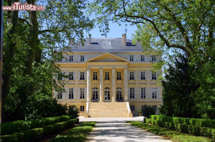 Immagine Casa vinicola dove si produce il famoso vino Bordeaux, dipartimento della Gironda nella regione dell'Aquitania in Francia - © Pixachi / Shutterstock.com