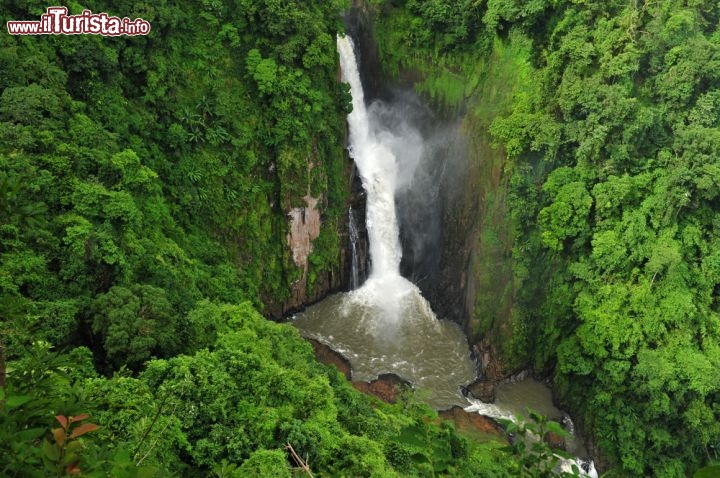 Immagine La cascata di Haew Narok  si trova nel Parco nazionale Kao Yai in Thailandia, non distante dalla localitù di Nakhon Ratchasima  - © think4photop / Shutterstock.com