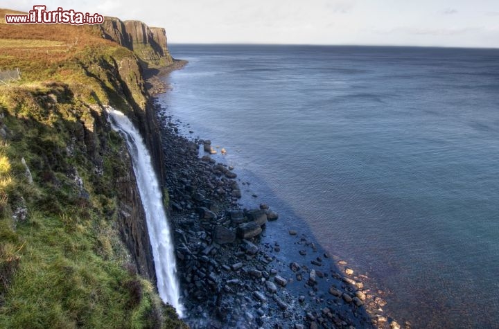 Immagine La famosa cascata di Kilt Rock si trova sulla costa nord-orientale dell'isola di Skye in Scozia. Il salto di circa 50 metri si getta direttamente in mare ed è originato dalle acque del lago di Loch Mealt che si trova vicino alla località di Ellishadder - © Sebastian Wahsner / Shutterstock.com