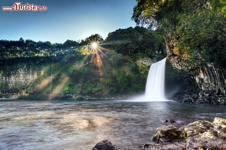 Immagine La Réunion, Isole Mascarene, Francia: la cascata che alimenta il Bassin la Paix (letteralmente "bacino della pace") lungo il corso del fiume des Roches, nella parte nord-orientale dell'isola - © infografick / Shutterstock.com