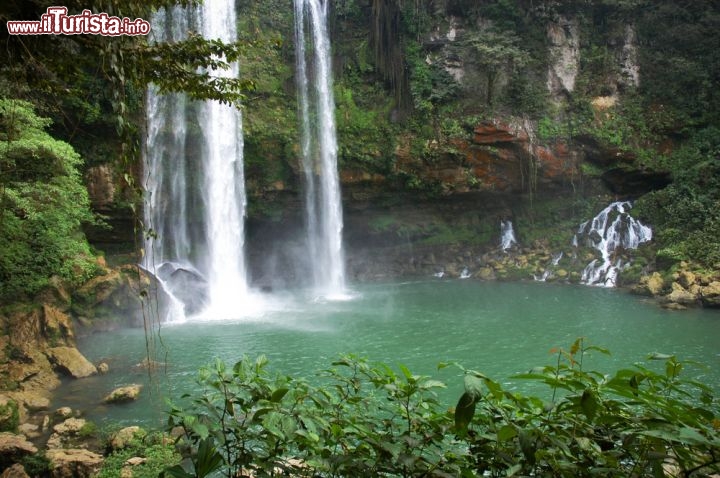 Immagine Le cascate di Agua Azul, a 50 km da Palenque, sono composte da decine di getti che si tuffano in piscine naturali di un azzurro surreale - © haak78 / Shutterstock.com