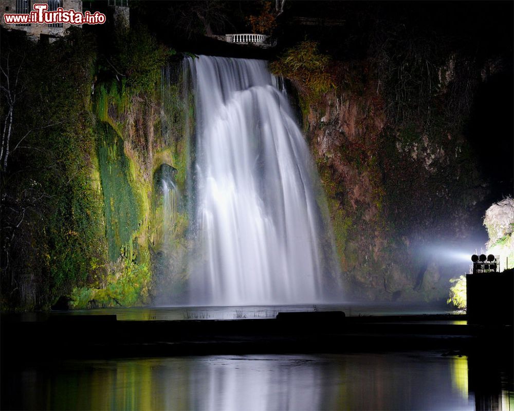 Immagine La Cascata grande di notte l'attrazione principale di Isola del Liri nel Lazio -  © Hallertripod - Wikipedia