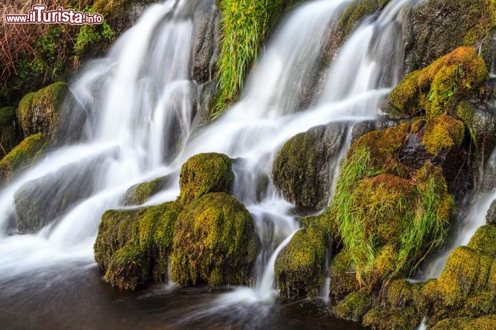Immagine Cascata sulle montagne dell'Isola di Skye. Le Highlands della Scozia sono ricche d'acqua e spesso si incontrano dei magnifici salti idraulici (waterfall Scotland) che deliziano i fotografi - © Peter Wollinga / Shutterstock.com