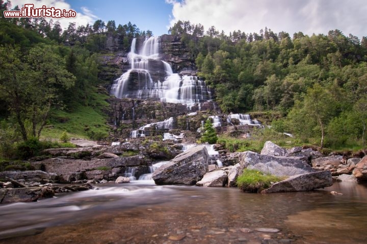 Immagine Una spettacolare cascata vicino a Voss, Norvegia. Questo delizioso paesino della contea di Hordaland è una nota località sciistica. Ha anche ospitato diverse gare di Coppa del Mondo di sci alpino.
