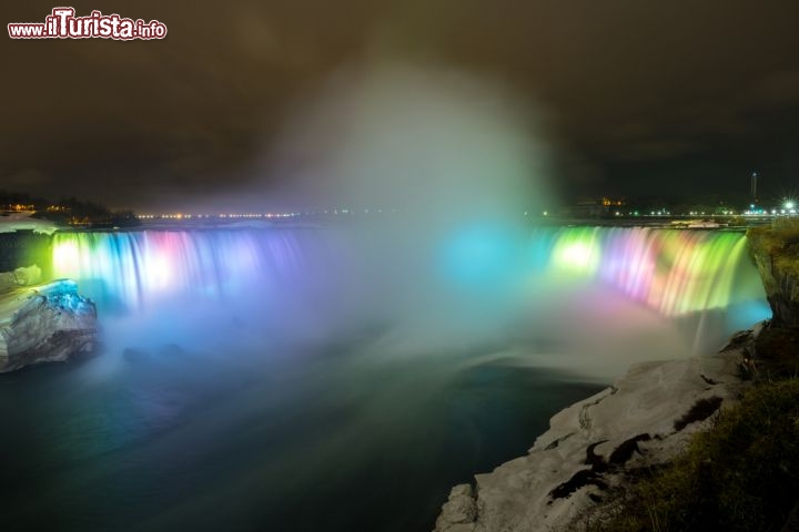 Immagine Cascate del Niagara illuminate: ecco una foto invernale delle cascate da Table Rock, nella cittadina di Niagara Falls, in Ontario (Canada). I giochi di luce rendono l'ambiente ancora più magico - Foto © vichie81 / Shutterstock.com
