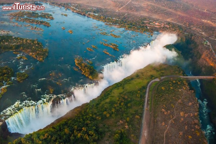 Immagine Le Cascate Vittoria, ovvero le celebri Victoria Falls in Zimbabwe, al confine con lo Zambia, considerate le più belle dell'Africa, e forse del mondo intero - © e2dan / Shutterstock.com