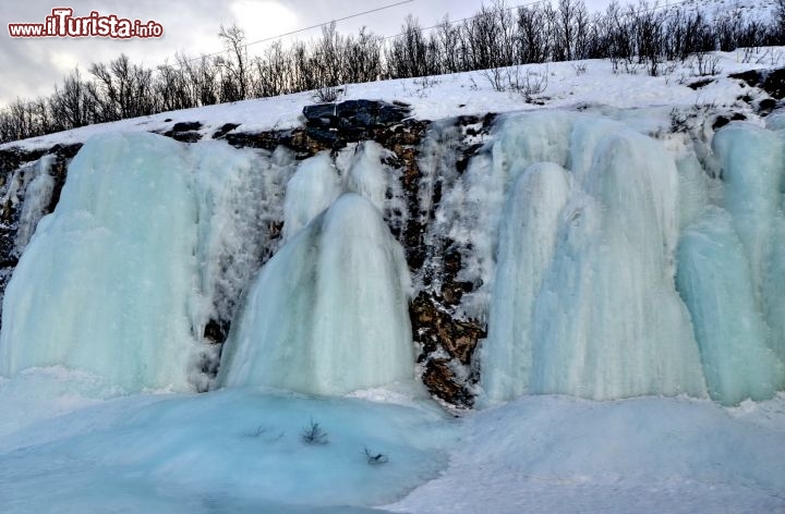 Immagine Cascate ghiaccio sulla E10 nei pressi di Abisko, in Svezia