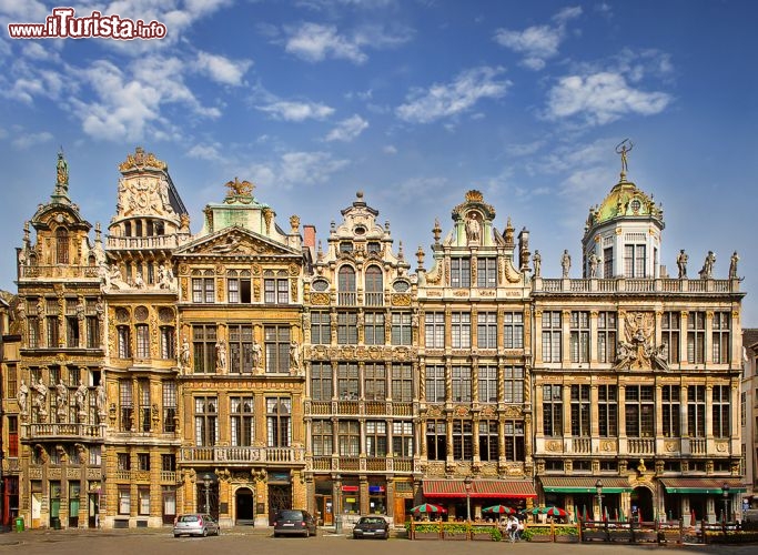 Immagine Le Case della Corporazioni nella Grand Place a Bruxelles. Gli edifici di questa bellissima piazza della capitale del Belgio sono stati inseriti nella lista dei Patrimoni dell'Umanità dell'UNESCO - © Pecold / Shutterstock.com