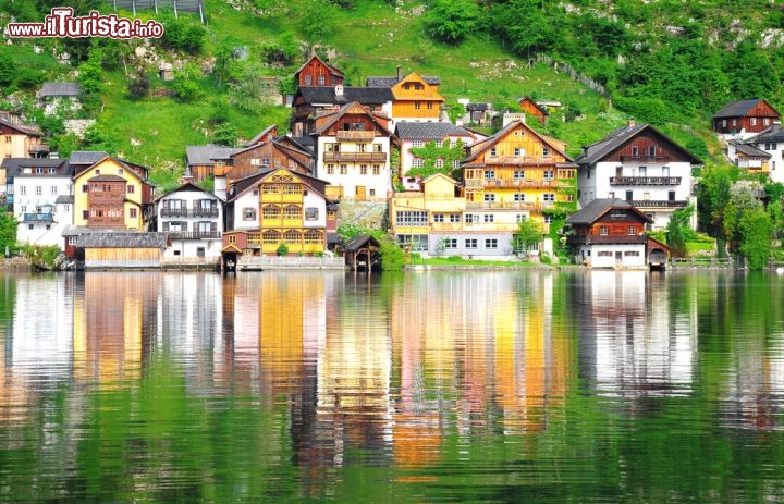 Immagine Le case colorate di Hallstatt Austria si riflettono sull'Hallstatter see con le proprie tinte color pastello - © littlewormy / Shutterstock.com