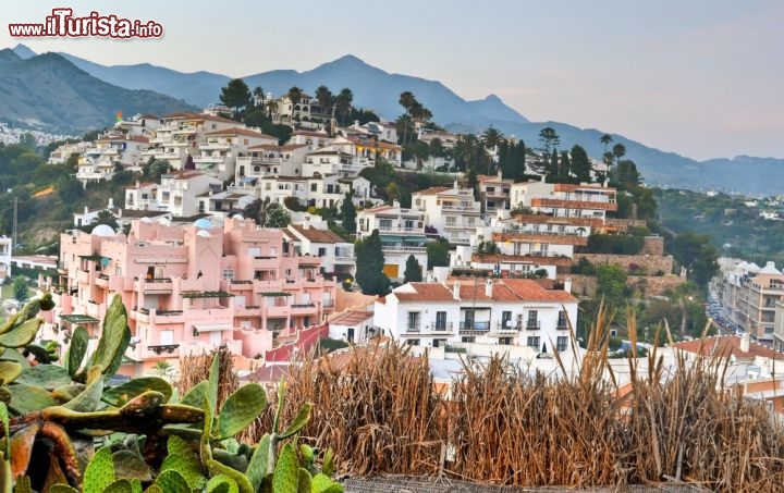 Immagine Case a Nerja in Andalusia, Spagna - Intonacate con calce bianca, le tipiche dimore di Nerja rappresentano una caratteristica di questo angolo di Costa del Sol dove l'influenza moresca continua a farsi sentire anche oggi per via delle tante cupole e degli archi che ricordano le città arabe. Passeggiare lungo le strade e i viottoli del centro storico è una delle esperienze da non perdere assolutamente durante un tour alla scoperta di questo territorio della Spagna © Brendan Howard / Shutterstock.com