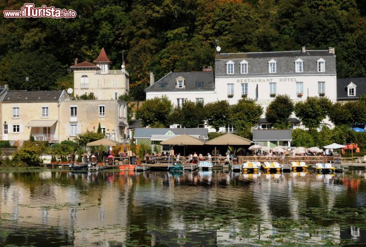 Immagine Le case del borgo di Pierrefonds si riflettono sulle acque dell'omonimo lago della Piccardia, in Francia - © Alex Justas / Shutterstock.com