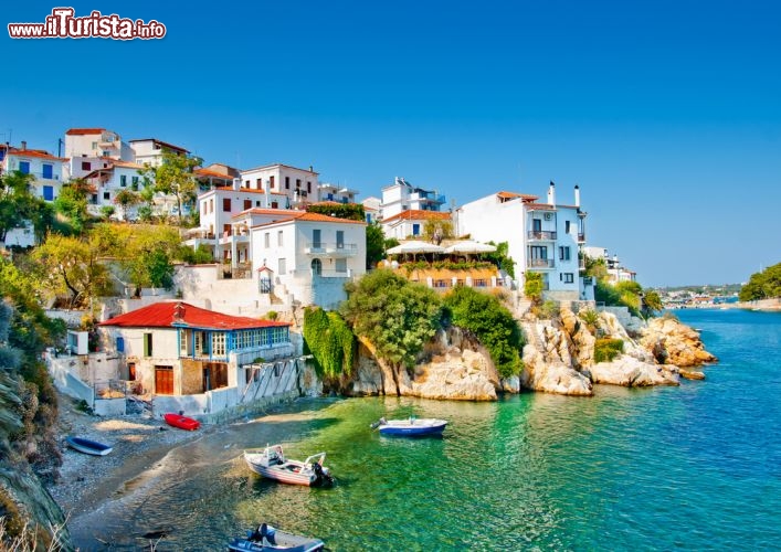 Immagine Le case di Skiathos s'affaciano sul mare Egeo in Grecia (Isole Sporadi) - © Nikos Psychogios / Shutterstock.com
