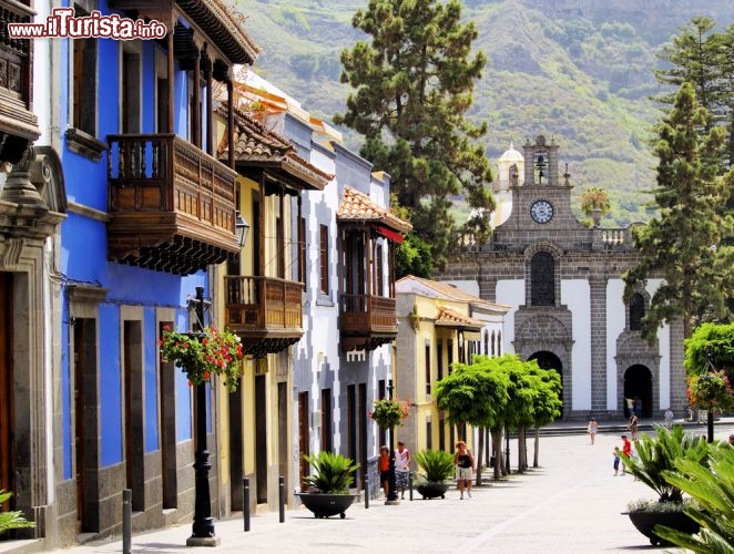 Immagine Case di Teror, Gran Canaria. Questo grazioso villaggio del nord dell'isola è noto per le sue case tipiche e la festa dell'8 settembre quando si celebra la Virgen del Pino con una delle processioni più belle delle Canarie - © Karol Kozlowski / Shutterstock.com