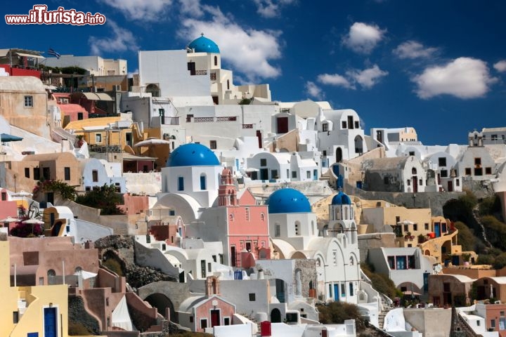 Immagine Case tipiche di Thira, sull'isola di Santorini in Grecia: in una foto tutti i colori tipici delle abitazioni delle Isole Cicladi - © tkachuk / Shutterstock.com