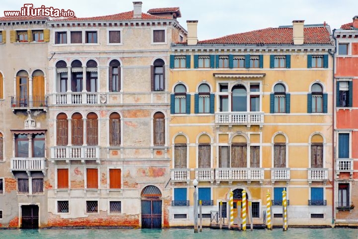 Immagine Palazzi Signorili a Venezia, lungo il Canal Grande. Ci troviamo nel sestiere di Cannaregio, uno dei più grandi della Serenissima, che si trova all'estremita nord-occidentale della città lagunare - © claudio zaccherini / Shutterstock.com