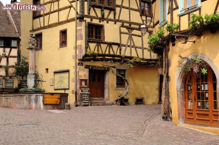 Immagine Case a graticcio nel borgo di Riquewihr, Francia - Elemento portante e allo stesso tempo stilistico, le strutture in legno utilizzate per edificare nel corso dei secoli le abitazioni a graticcio coniugano in un'unica soluzione la funzione estetica e quella funzionale. Nel cuore di Riquewihr queste tipiche dimore ospitano abitazioni private ma anche botteghe artigiane, cantine, taverne e ristoranti © Pack-Shot / Shutterstock.com