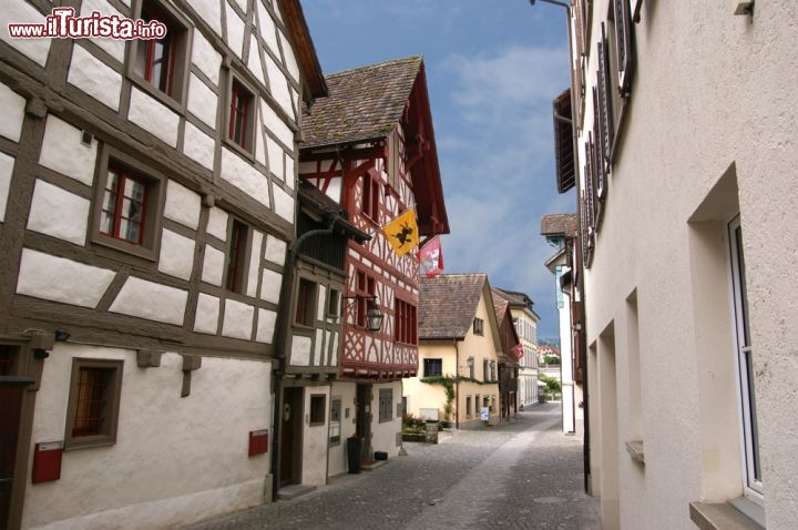 Immagine Case a graticcio nel centro di Sciaffusa (Schaffhausen) in Svizzera - © VLADJ55 / Shutterstock.com