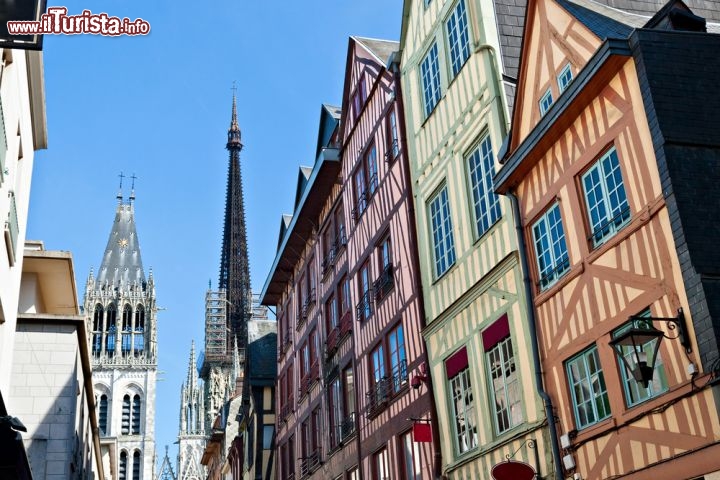 Immagine Case a graticcio nel centro di Rouen Alta Normandia, Francia. La località è famosa per la manifestazione peridodica dell'Armada, un ritrovo dei più belli velieri del mondo - © peresanz / Shutterstock.com