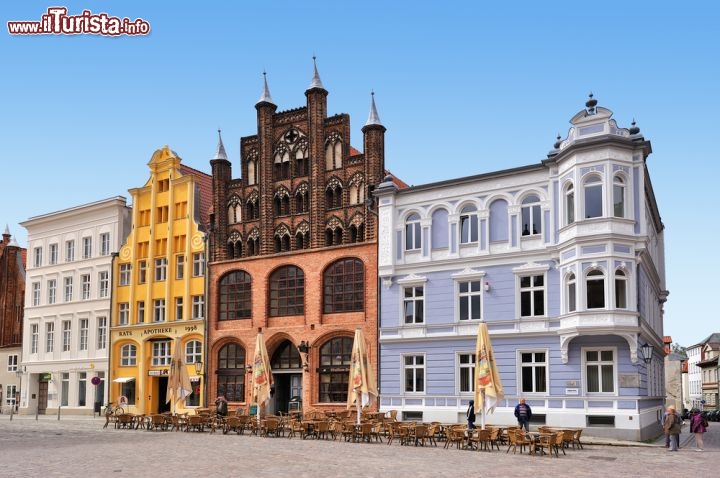 Immagine Le eleganti case anseatiche di Stralsund, Patrimonio dell'umanità dell'UNESCO, che si trova lungo le coste del mar Baltico in Germania (Meclemburgo-Pomerania) - © clearlens / Shutterstock.com