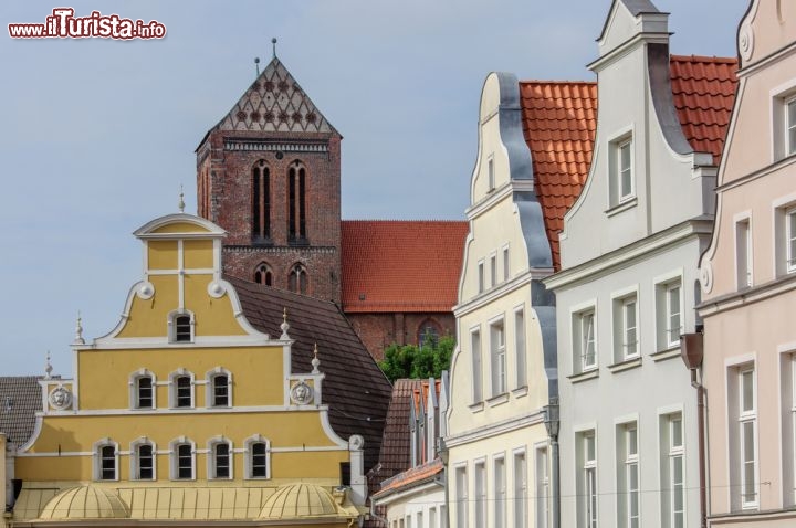 Immagine Case antiche a Wismar: grazie ai suoi edifici in stile gotico baltico, la città Portuale nel nord della Germania è stata inserita tra i Patrimoni dell'Umanità dell'UNESCO - © Tony Moran / Shutterstock.com