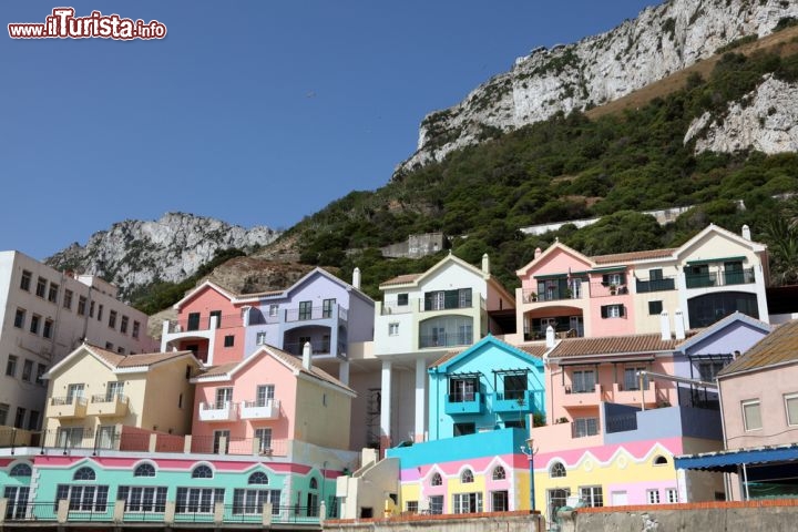 Immagine Alcune case colorate, in uno dei quartieri turistici a Gibilterra - © Philip Lange / Shutterstock.com