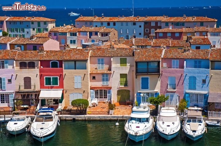 Immagine Case colorate a Port Grimaud, il villaggio costiero della Francia, soprannominato come la "Venezia della Costa Azzurra" - © goory / Shutterstock.com