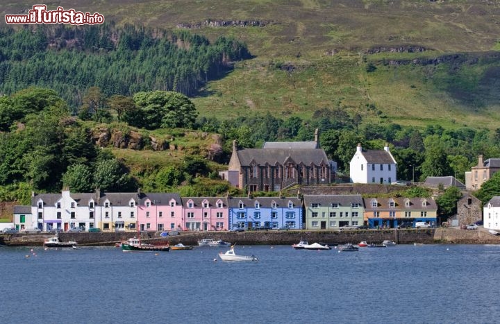 Immagine Le case colorate di Portree, il villaggio principale dell'Isola di Skye in Scozia - © Merlindo / Shutterstock.com