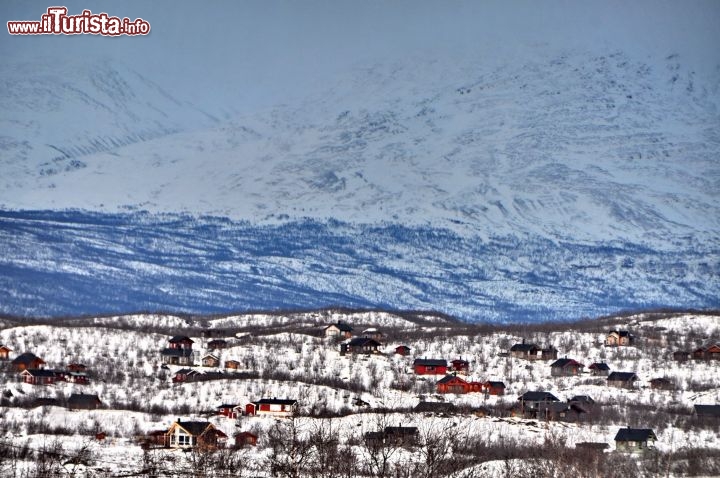 Immagine Case colorate in Svezia, in inverno,  nei dintorni di Abisko, a nord del Lago Tornetrask