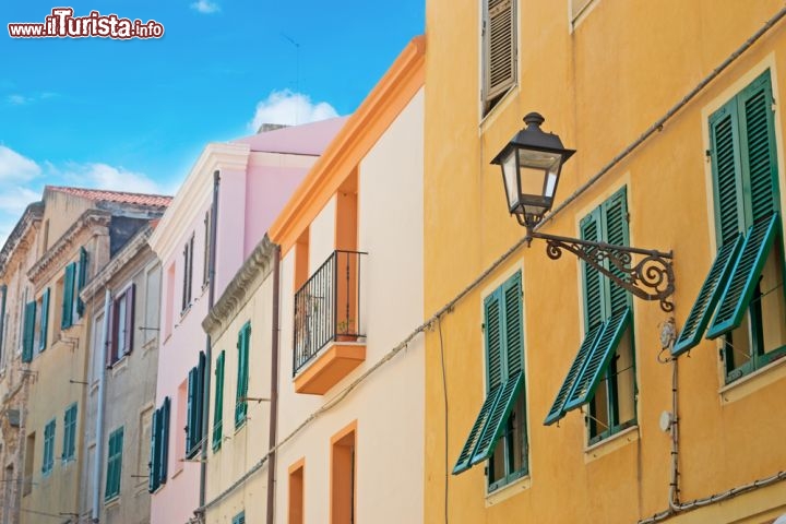 Immagine Case colorate nel centro storico di Alghero, SS., Sardegna. La città sarda, detta anche Barceloneta o "piccola Barcellona" in quanto è un'isola linguistica catalana, ospita ogni anno numerosi turisti, ma ha saputo conservare le tradizioni e l'aspetto genuino dei piccoli borghi di mare - © Gabriele Maltinti / Shutterstock.com